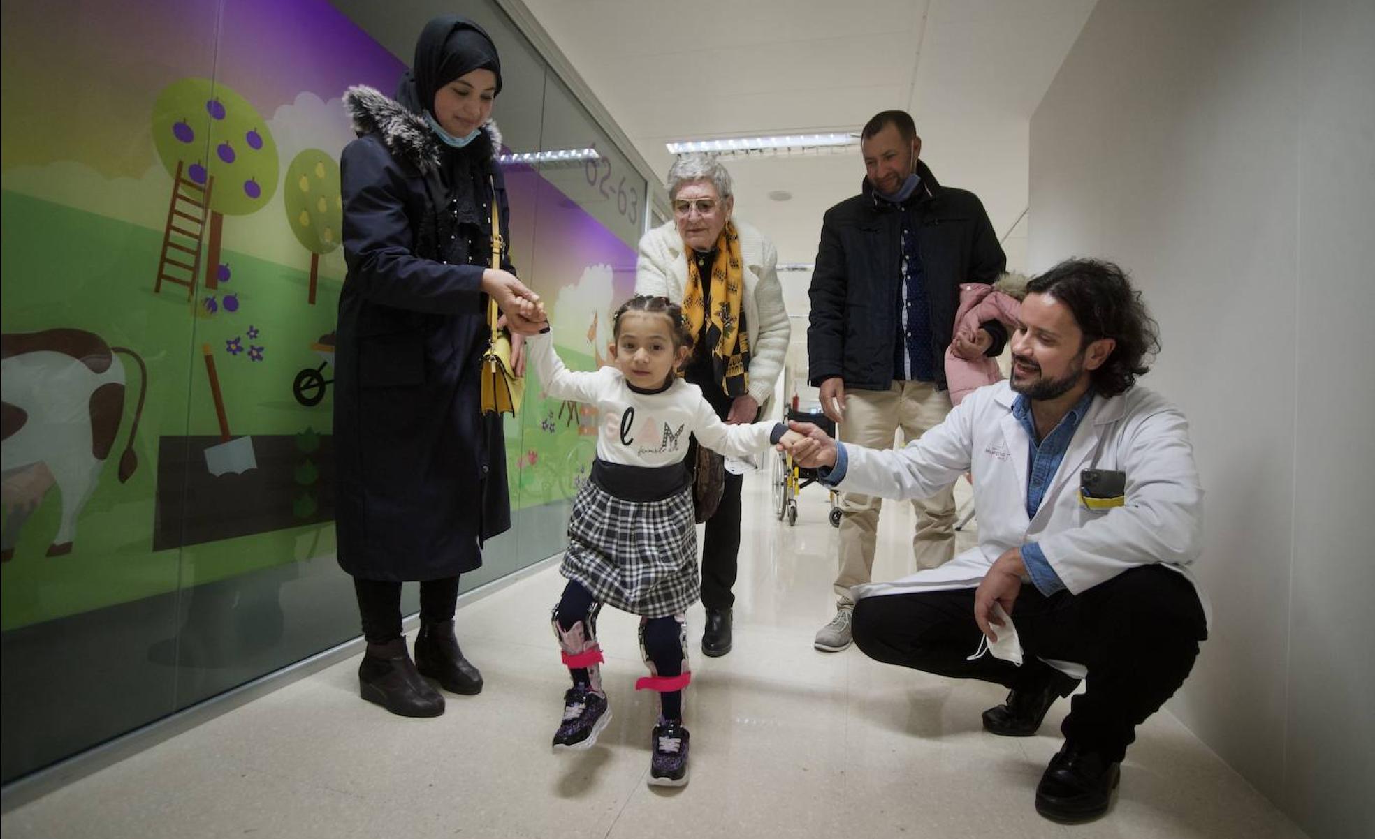 La Arrixaca reconstruye las dos piernas de una niña en una operación La Arrixaca reconstruye las dos piernas de una niña en una operación